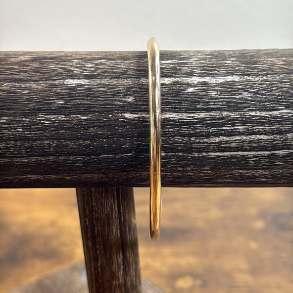 Elegant Gold Bracelet with Crystal Accents - Picture 6 of 7